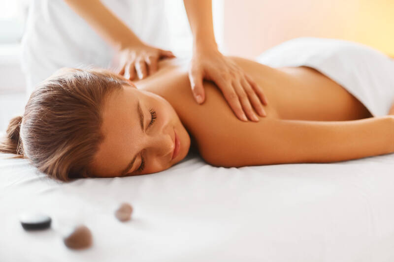 Enstpannte Frau bekommt eine Massage